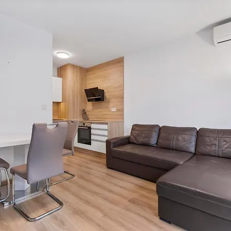 Twin 1 In - With Parking * Pressburg